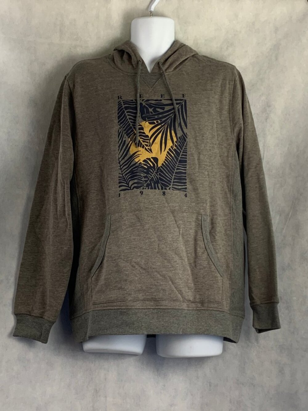 REEF Men's Fleece Cotton Blend Pullover Graphic Print Hoodie, Gray, Medium